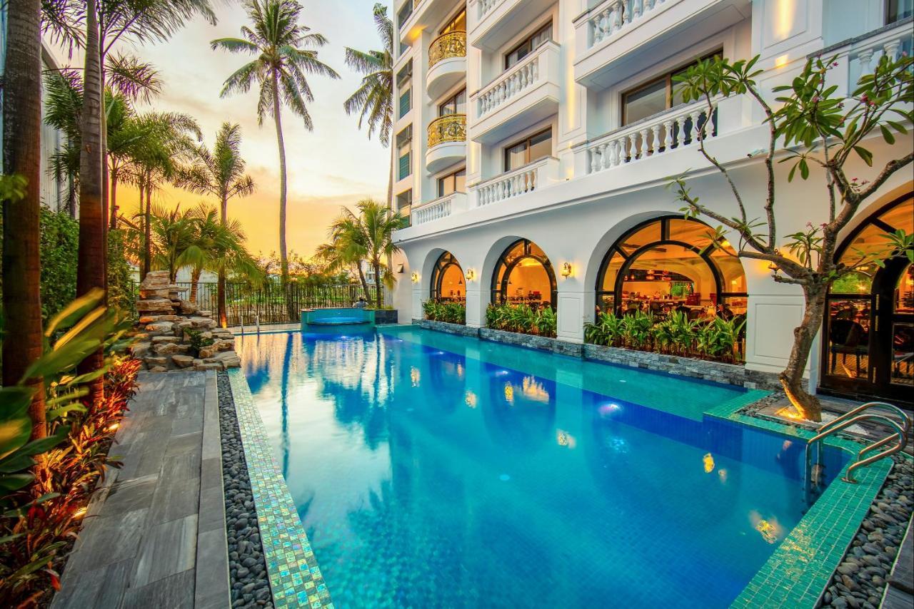 Grand Sunrise Palace Hoi An- A Luxury Indochine Hotel & Spa Exterior foto The hotel's pool