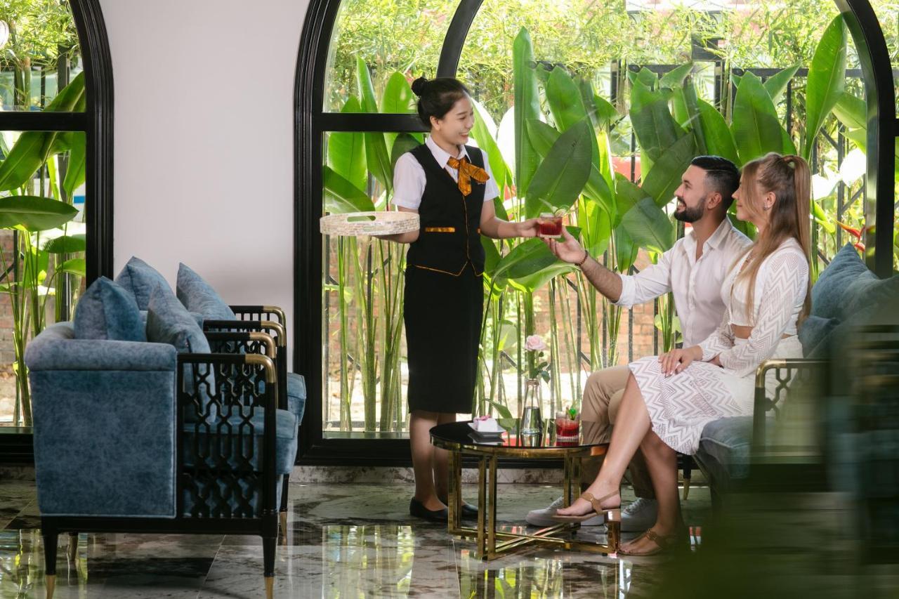 Grand Sunrise Palace Hoi An- A Luxury Indochine Hotel & Spa Exterior foto A hotel butler serving drinks