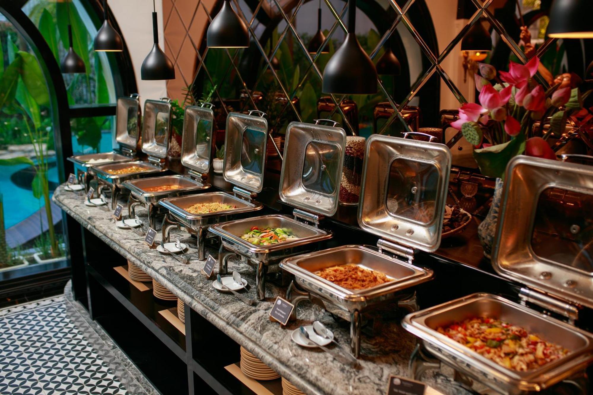 Grand Sunrise Palace Hoi An- A Luxury Indochine Hotel & Spa Exterior foto A buffet at a restaurant